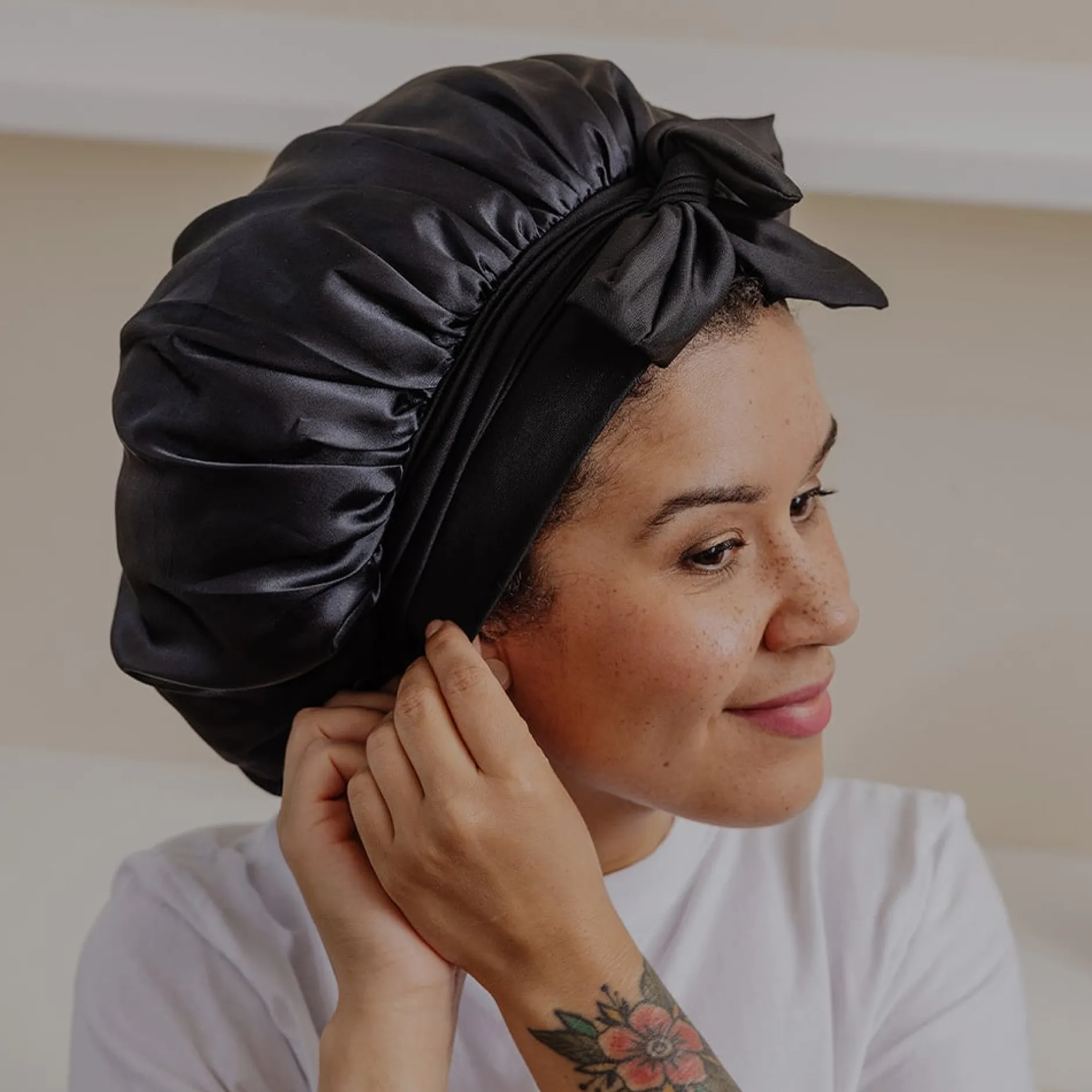 Cailap Hårmössa Bonnet i Satin Svart