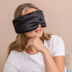 Cailap stor sovmask i satin svart