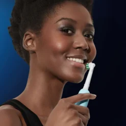 Oral-B Pro 1 Duopack, blå och svart eltandborste, 2 tandborsthuvuden