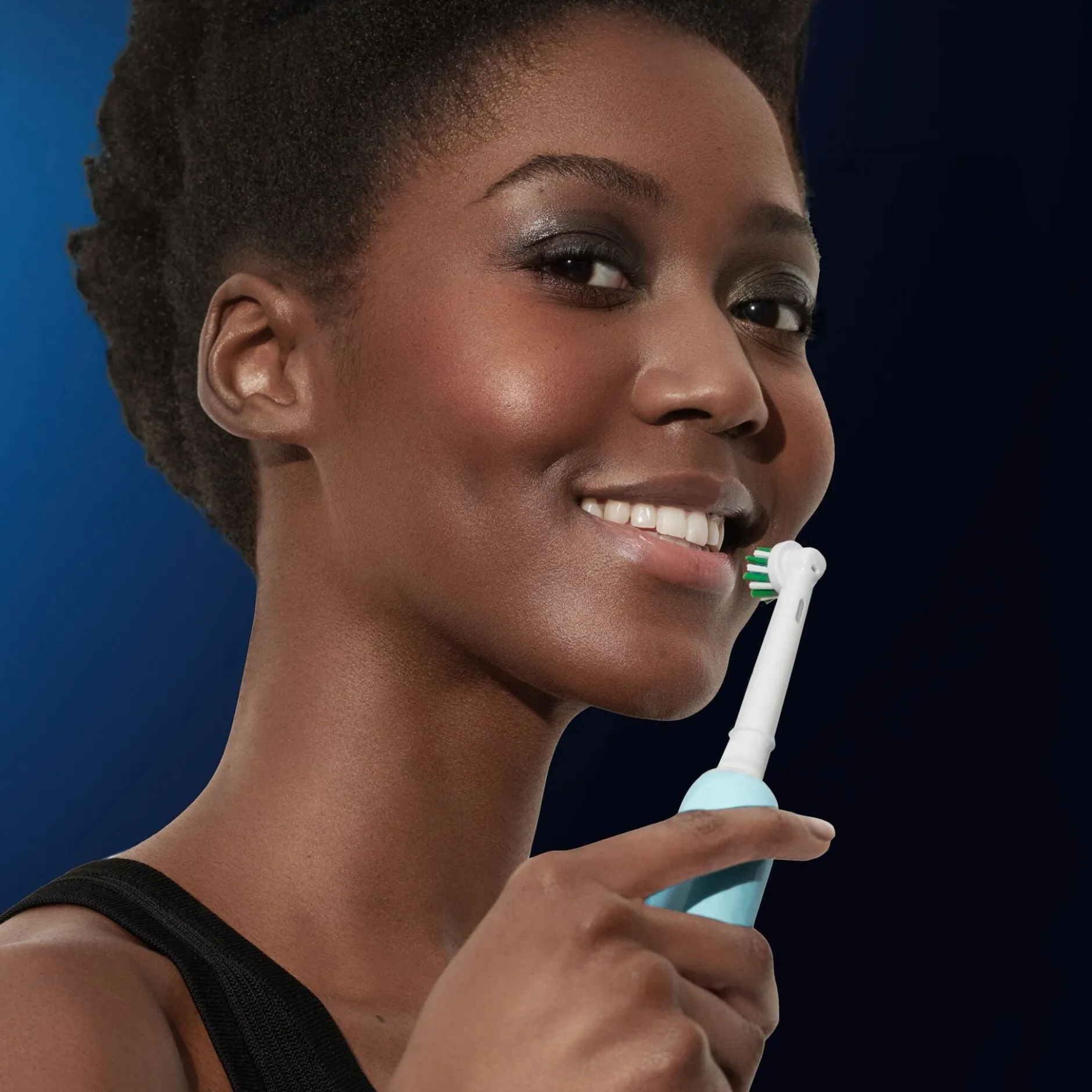 Oral-B Pro 1 Duopack, blå och svart eltandborste, 2 tandborsthuvuden